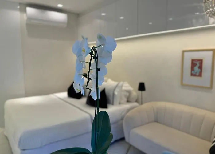 With Private Garden In Mont-serrat Apartamento