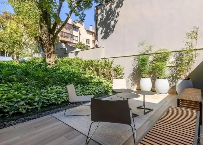With Private Garden In Mont-serrat Apartamento