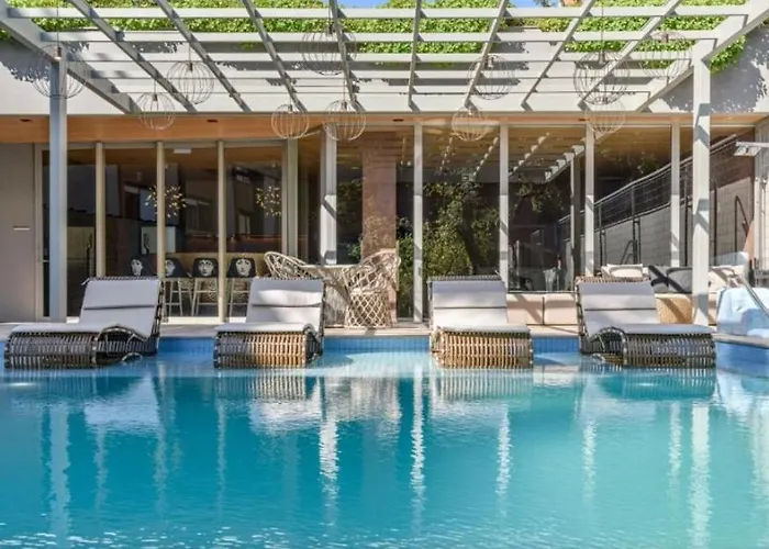 With Private Garden In Mont-serrat Apartamento